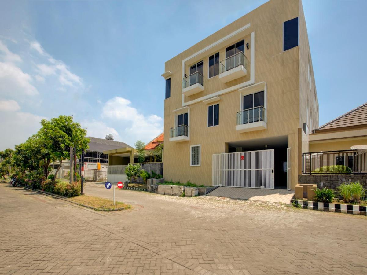 Oyo Life 3987 Kost Aditya Surabaya Exterior photo