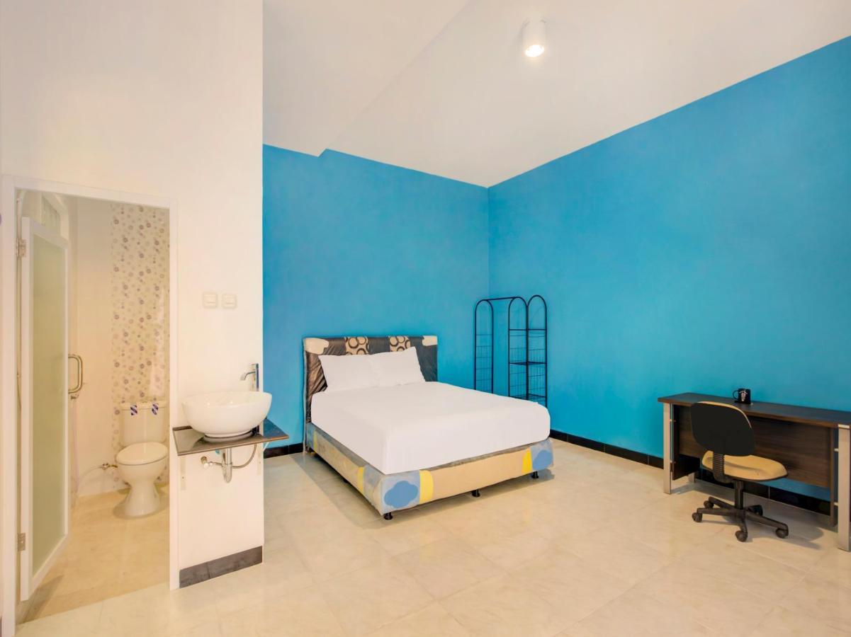 Oyo Life 3987 Kost Aditya Surabaya Exterior photo