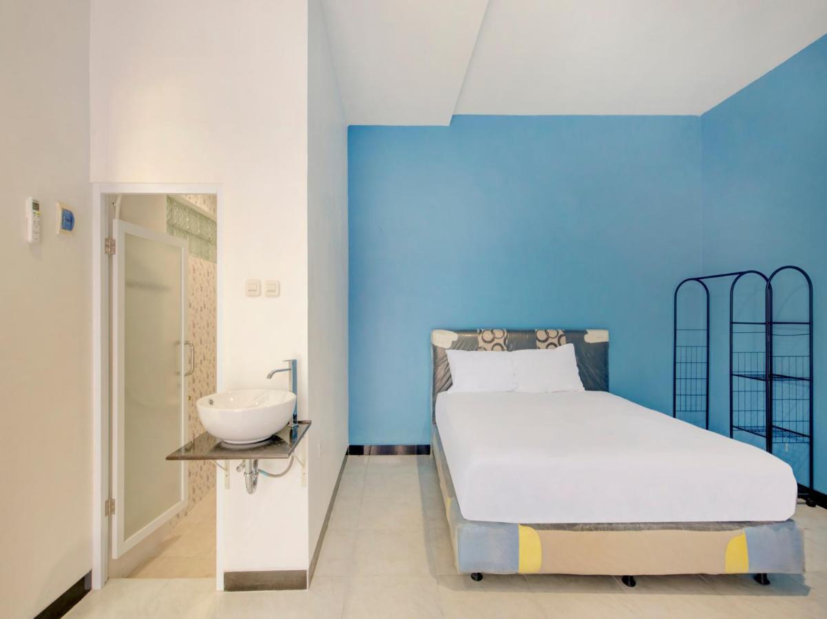 Oyo Life 3987 Kost Aditya Surabaya Exterior photo