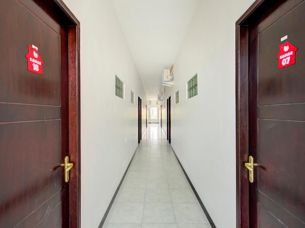 Oyo Life 3987 Kost Aditya Surabaya Exterior photo